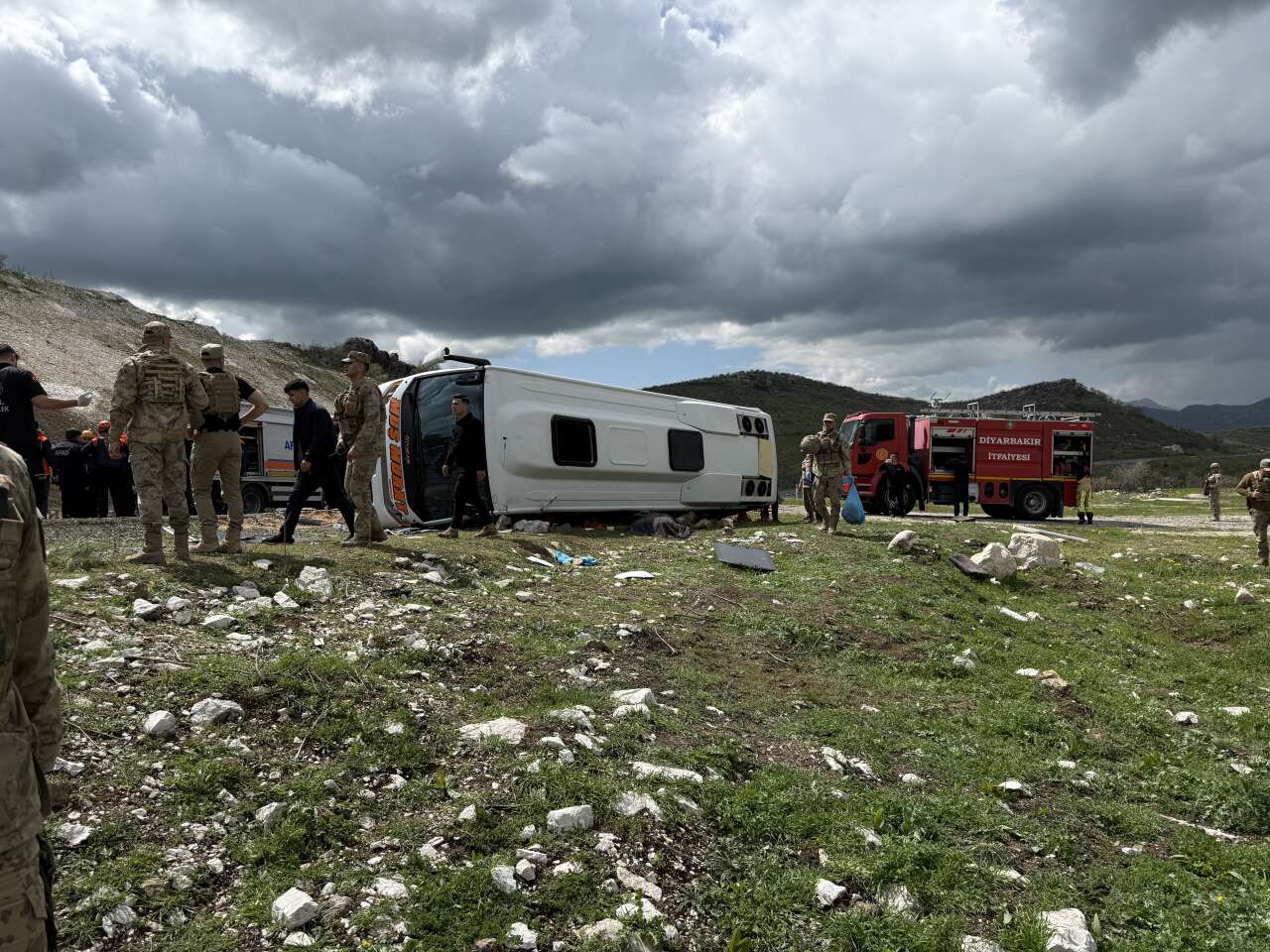 Yolcu otobüsü devrildi! Ölü ve çok sayıda yaralı var 1